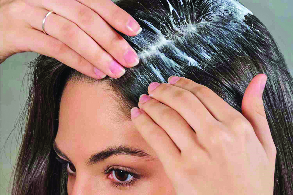 процесс нанесения скраба для кожи головы